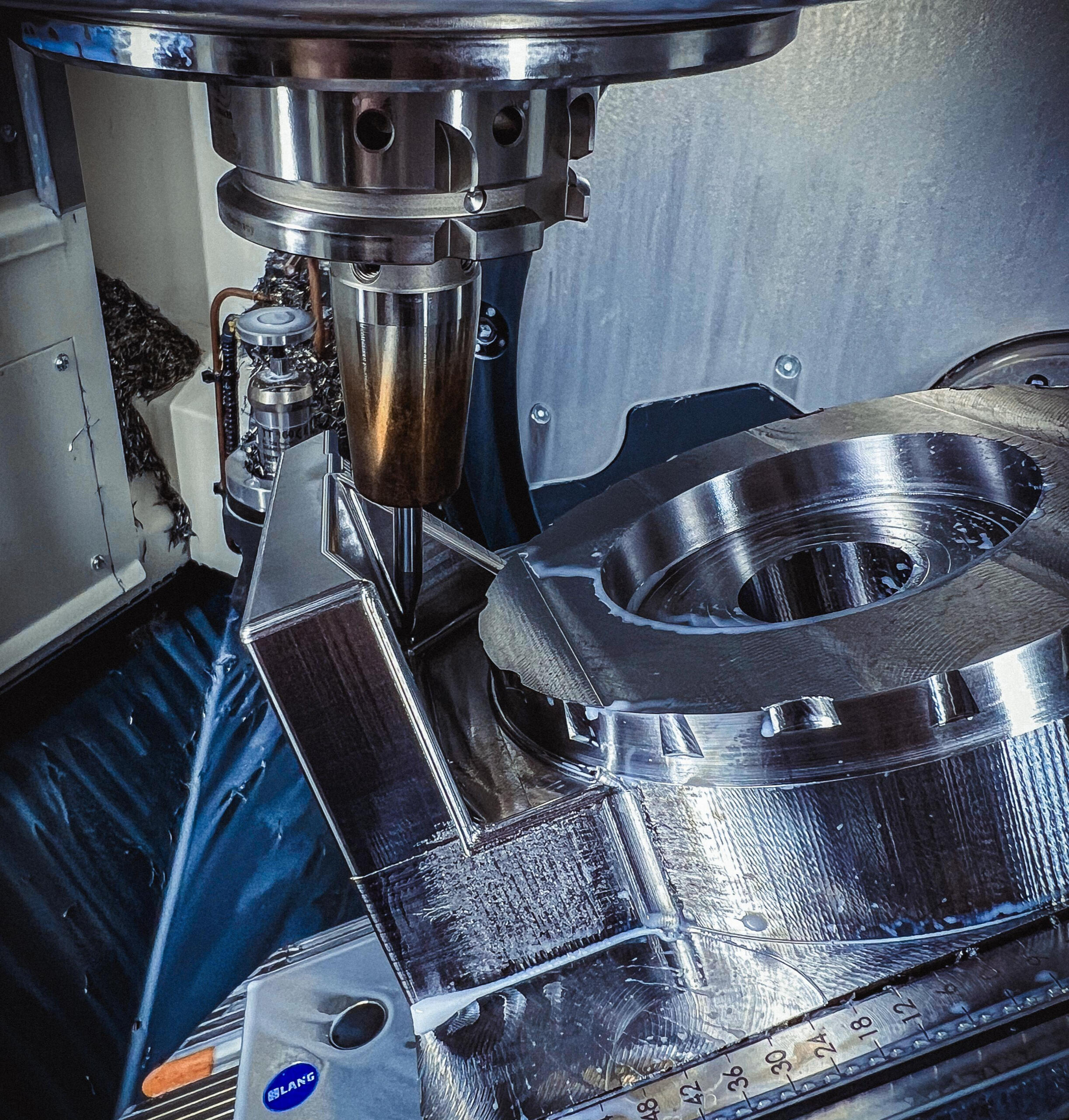 Innenraum einer CNC-Maschine für 5-Achs-Bearbeitung